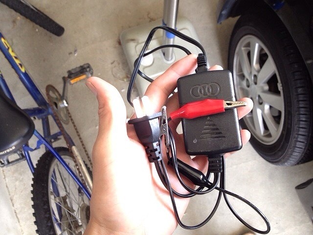 超格安な車のバッテリー充電器を買って試した　【小型軽量】！！バッテリー充電器 12V 1250ｍA