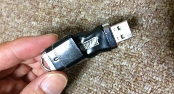 充電中のパソコンにUSBメモリを挿して使っていたら、接触不良でUSBメモリが溶けた