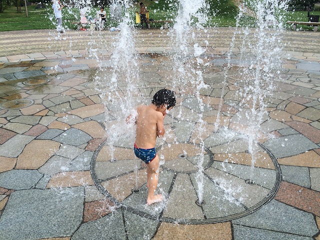 噴水が夏に最高！千曲市の科野の里ふれあい公園で水遊びを楽しんできた