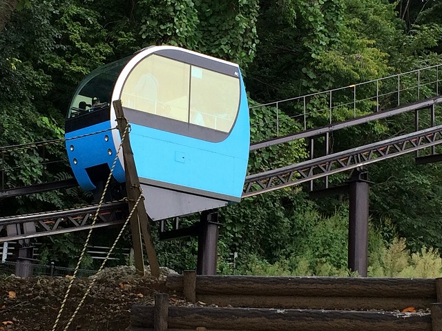 長野市篠ノ井にある茶臼山動物園のモノレールは、ちょっと可愛い乗り物だった