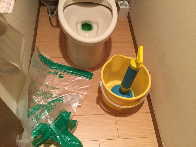 トイレが詰まっても大丈夫！いろんなスッポンを買って見つけた１つ。これで業者いらずになった