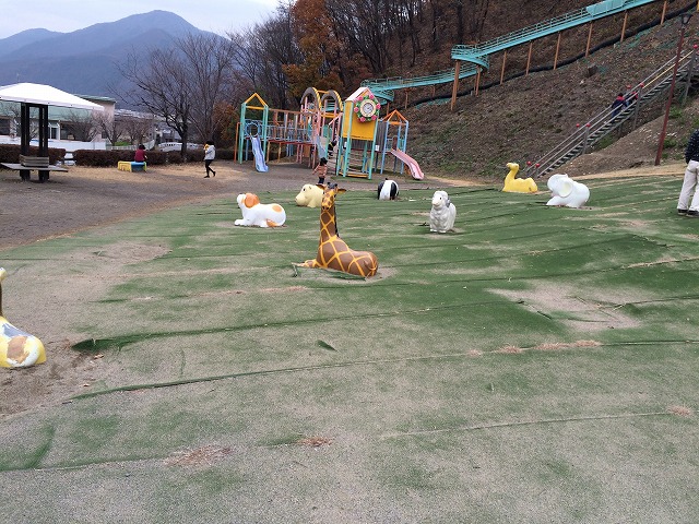 びんぐしの里公園は埴科郡坂城町にある、長〜い滑り台が特徴の楽しい公園