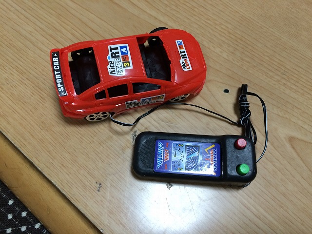 ミニ四駆を買ったらモーターが付いていなかったので、１００円ショップの車からモーターを移植した次男