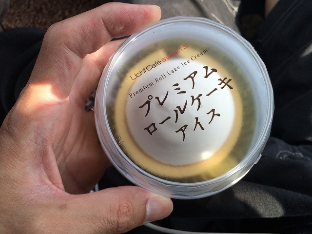 プレミアムロールケーキアイスというロールケーキのアイスをローソンで買った