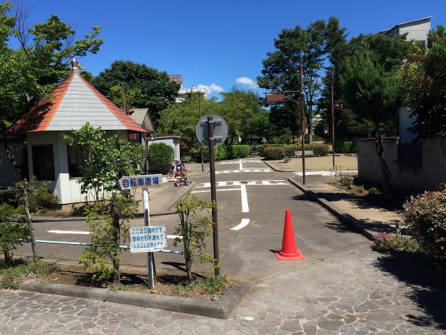 貸し自転車があるしののい交通公園は池もあるし楽しい公園だ