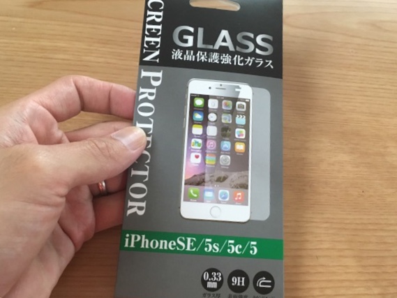 100円ショップでもiphone用ガラスフィルムを買える時代になった