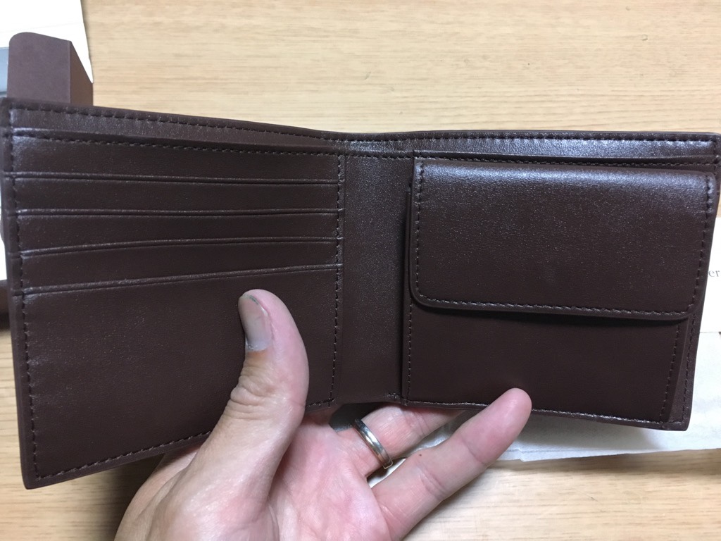 安い本革のメンズ二つ折り財布はこれで決まり!2680円とは思えない質感の二つ折り財布