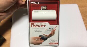 小型のiPhone用モバイルバッテリーはこれで決まり！つなげたまま充電できるお手軽商品